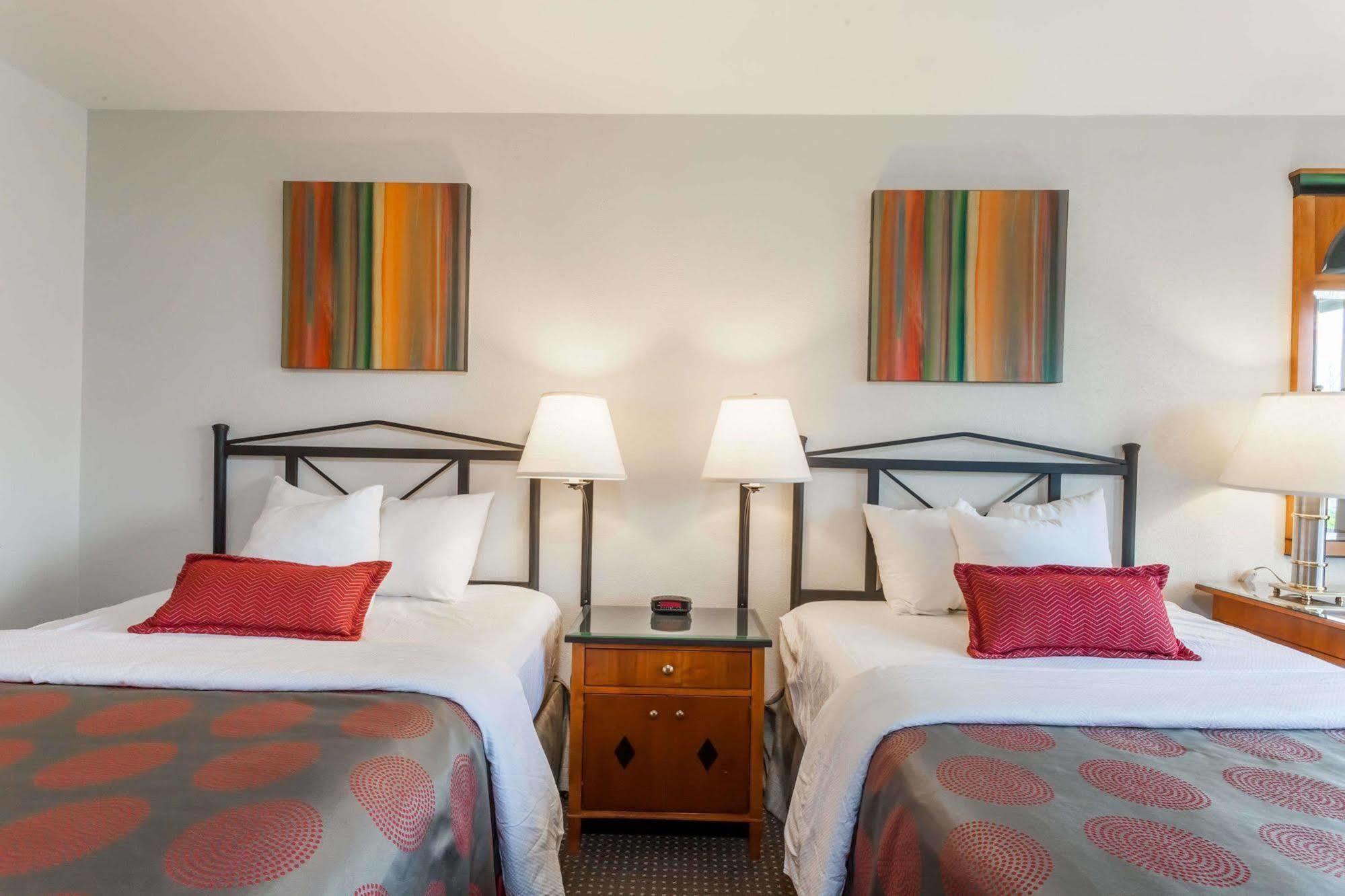 Ramada By Wyndham Rock Hill At Sullivan Center Bagian luar foto