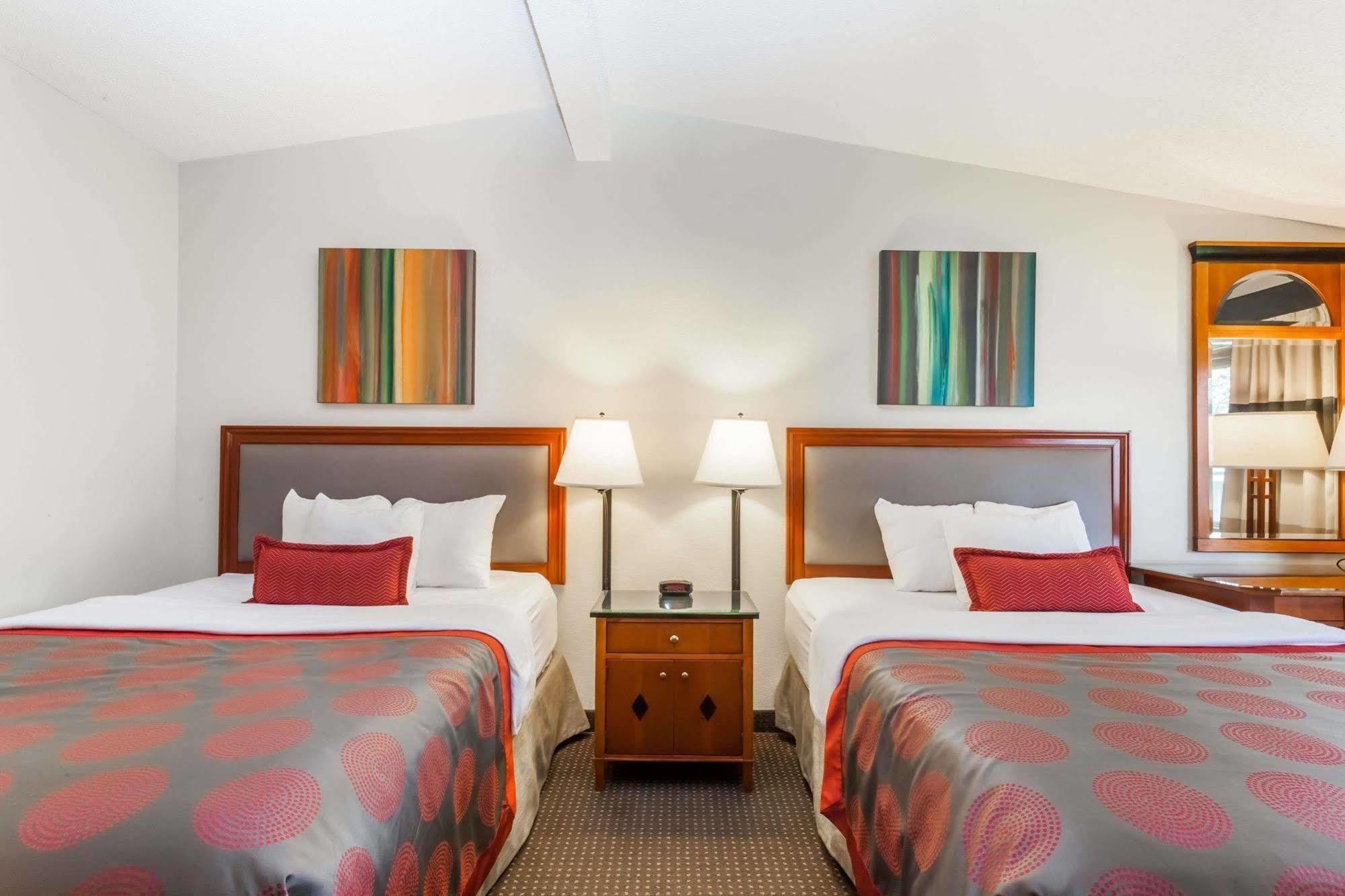 Ramada By Wyndham Rock Hill At Sullivan Center Bagian luar foto