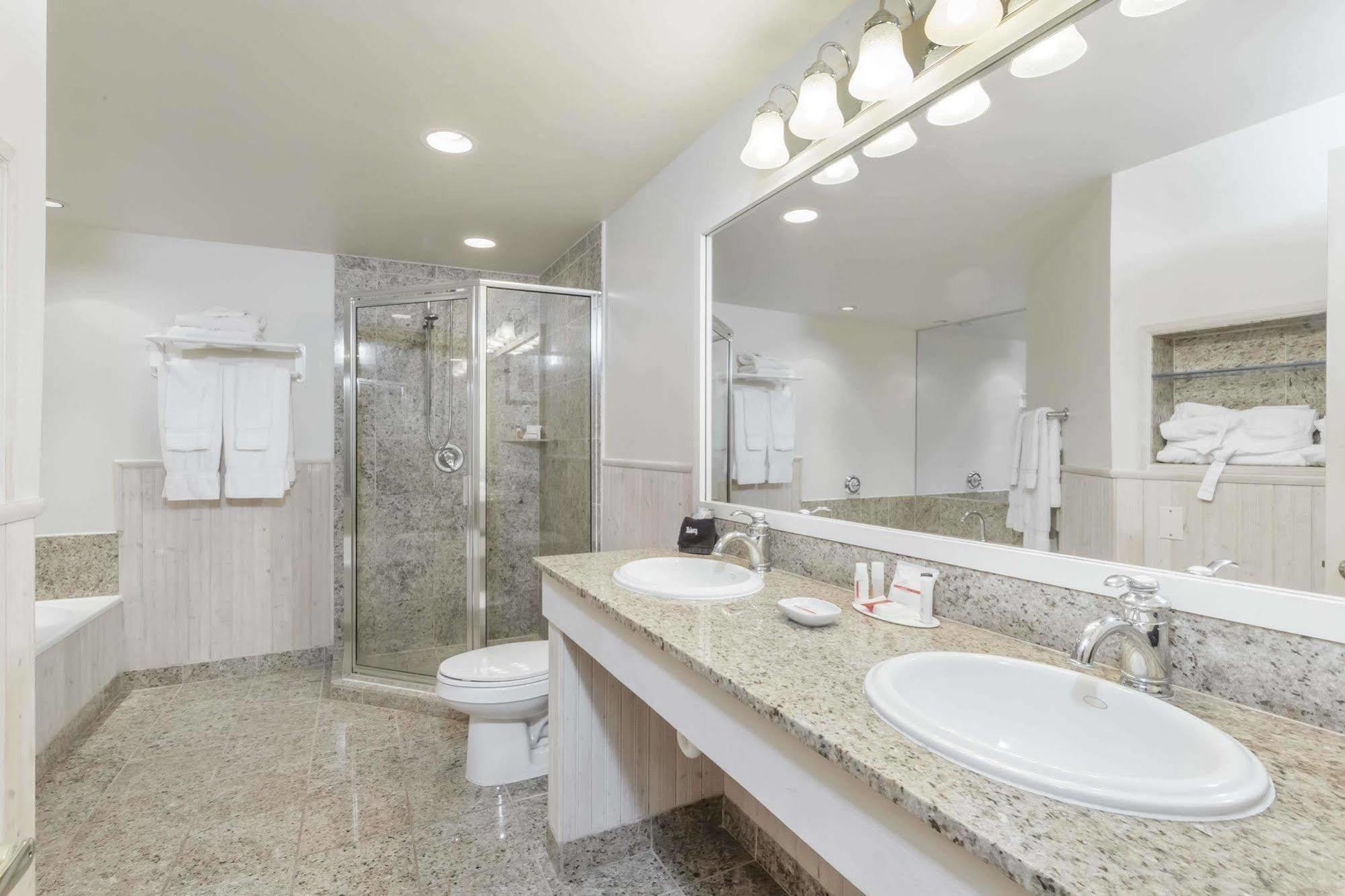 Ramada By Wyndham Rock Hill At Sullivan Center Bagian luar foto