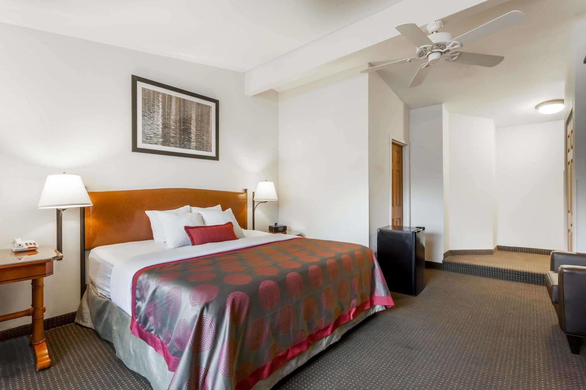 Ramada By Wyndham Rock Hill At Sullivan Center Bagian luar foto