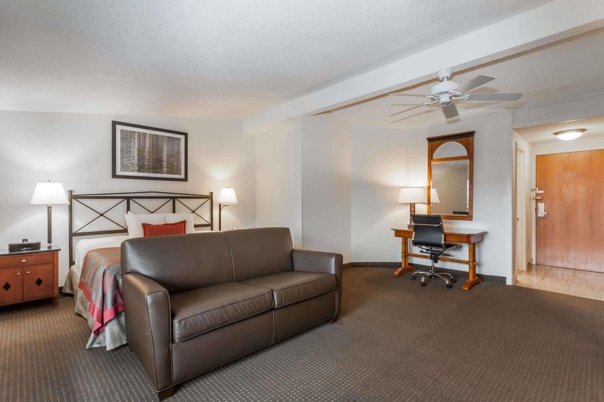 Ramada By Wyndham Rock Hill At Sullivan Center Bagian luar foto