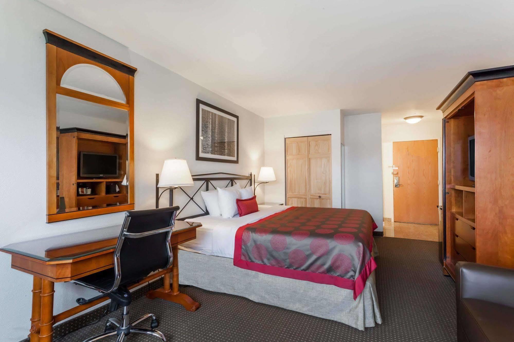Ramada By Wyndham Rock Hill At Sullivan Center Bagian luar foto