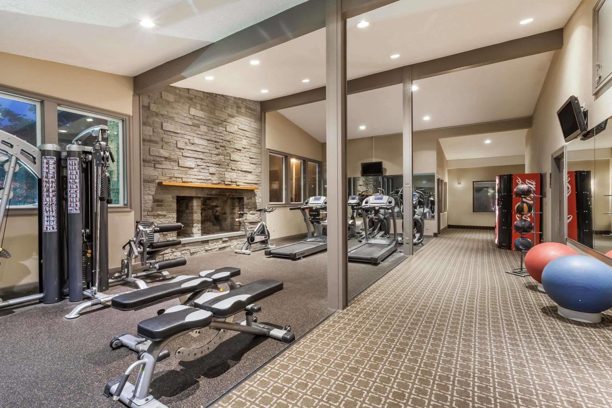 Ramada By Wyndham Rock Hill At Sullivan Center Bagian luar foto